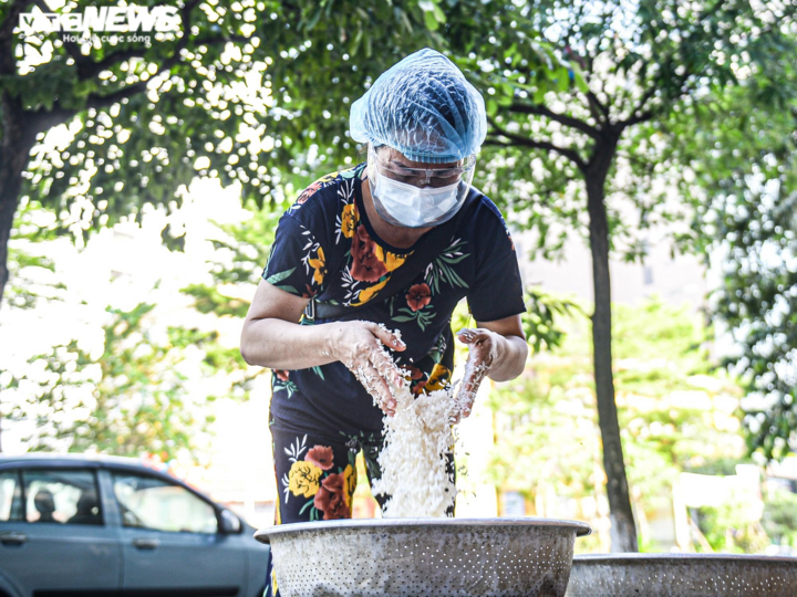 Ảnh: Hành trình đưa suất cơm 0 đồng đến với người nghèo trong ngày cách ly - 4
