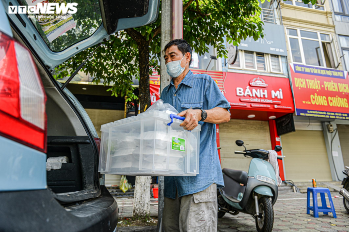 Ảnh: Hành trình đưa suất cơm 0 đồng đến với người nghèo trong ngày cách ly - 10