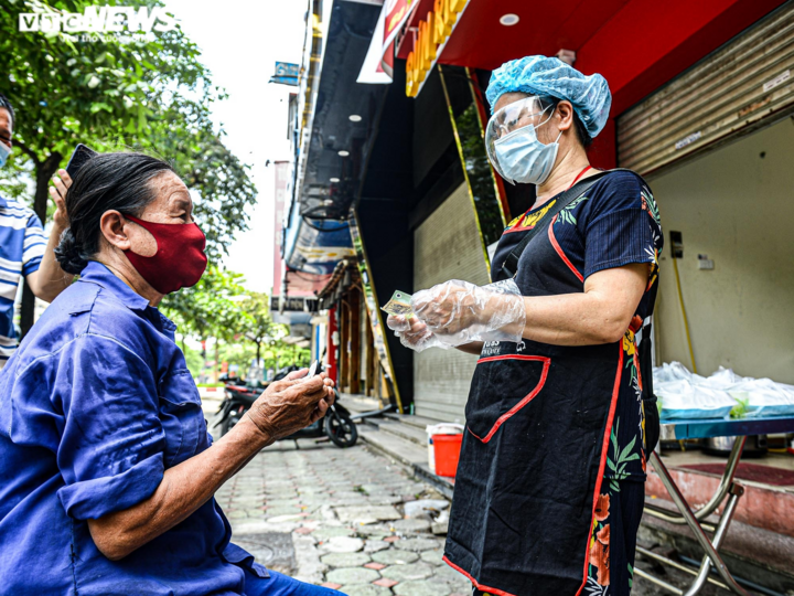 Ảnh: Hành trình đưa suất cơm 0 đồng đến với người nghèo trong ngày cách ly - 15