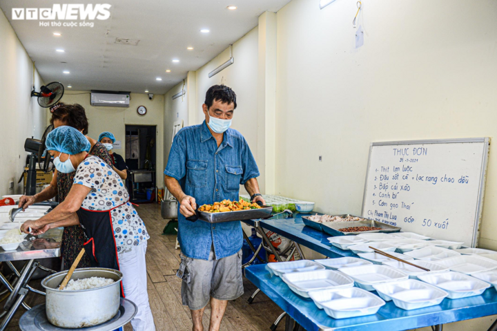 Ảnh: Hành trình đưa suất cơm 0 đồng đến với người nghèo trong ngày cách ly - 6