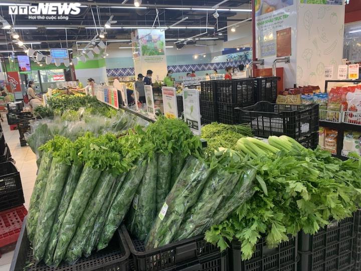 Green vegetables are always full on supermarket shelves.