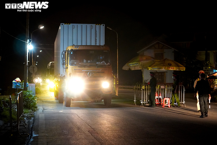 Người dân nấu ăn miễn phí, tặng hoa quả các chiến sĩ nơi tuyến đầu chống dịch - 1