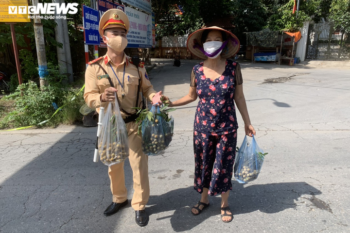 Người dân nấu ăn miễn phí, tặng hoa quả các chiến sĩ nơi tuyến đầu chống dịch - 5