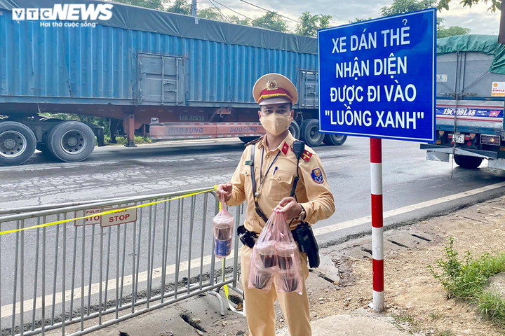 Người dân nấu ăn miễn phí, tặng hoa quả các chiến sĩ nơi tuyến đầu chống dịch - 6