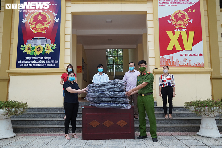 Người dân nấu ăn miễn phí, tặng hoa quả các chiến sĩ nơi tuyến đầu chống dịch - 7