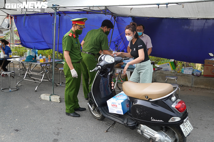 Người dân nấu ăn miễn phí, tặng hoa quả các chiến sĩ nơi tuyến đầu chống dịch - 9