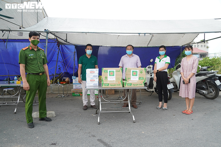 Người dân nấu ăn miễn phí, tặng hoa quả các chiến sĩ nơi tuyến đầu chống dịch - 8