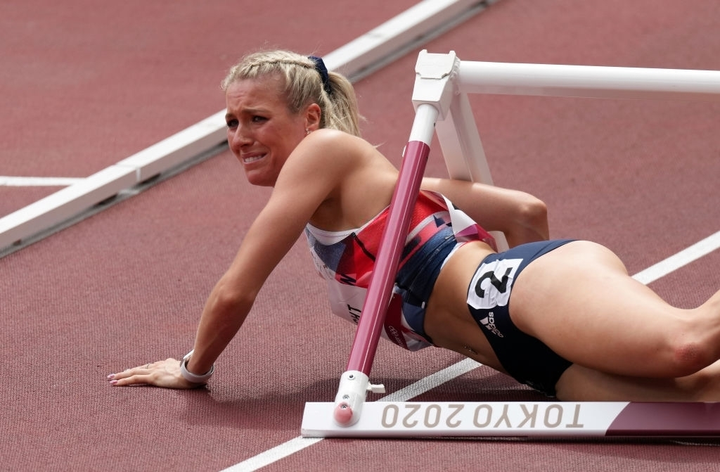 Cô giáo tiểu học tranh tài với Quách Thị Lan vấp ngã, ôm mặt khóc nức nở - 3