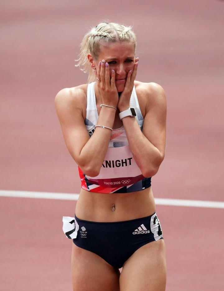 Cô giáo tiểu học tranh tài với Quách Thị Lan vấp ngã, ôm mặt khóc nức nở - 7