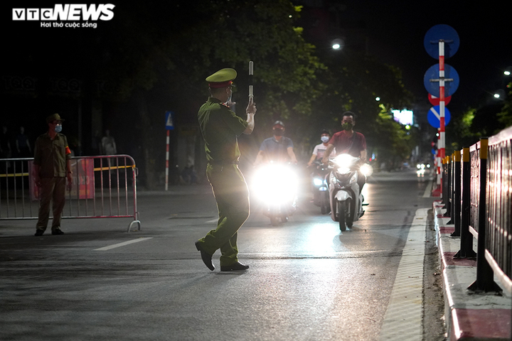 Ảnh: Ra đường không lí do lúc nửa đêm, nhiều người dân bị chốt kiểm soát xử phạt - 5