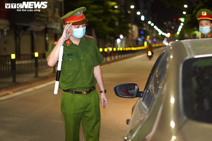 Ảnh: Ra đường không lí do lúc nửa đêm, nhiều người dân bị chốt kiểm soát xử phạt - 8