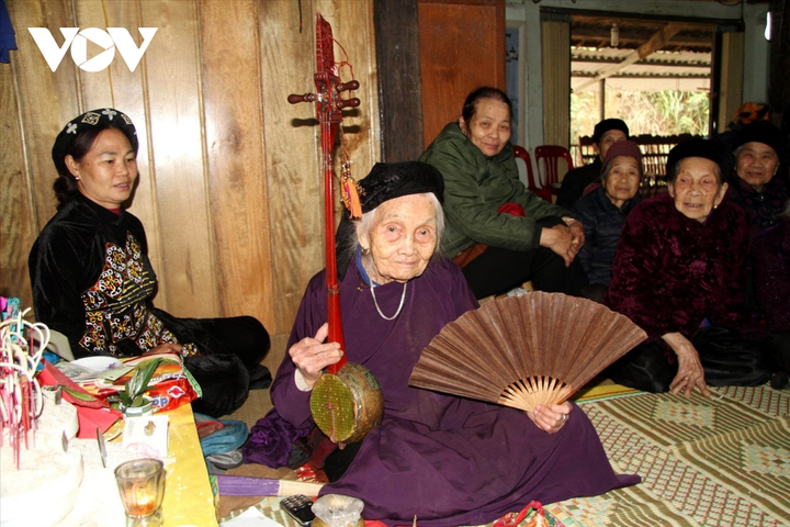 Nghệ nhân 100 tuổi Mỗ Thị Kịt - báu vật của nghệ thuật hát then - 2