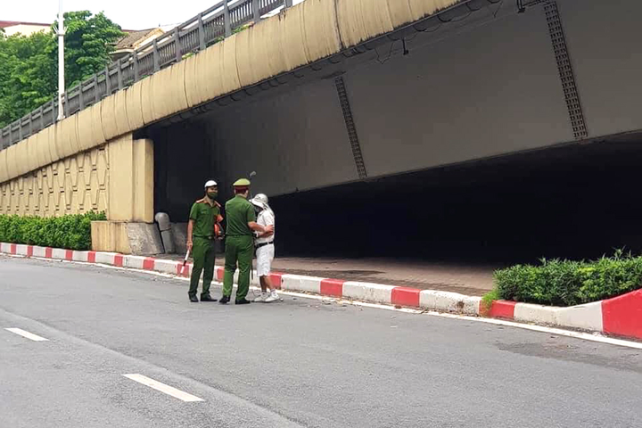 Phạt người đàn ông bất chấp lệnh giãn cách vẫn ra gầm cầu luyện đánh golf - 1