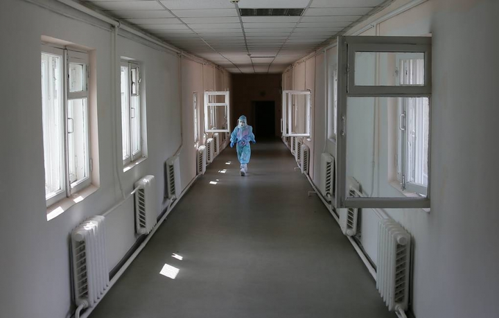 Số người chết do COVID-19 ở Nga trong tháng 7 tăng gần gấp đôi - 1