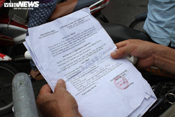 Hà Nội: Lấy mẫu xét nghiệm COVID-19 cho hơn 300 tiểu thương chợ Phùng Khoang - 4