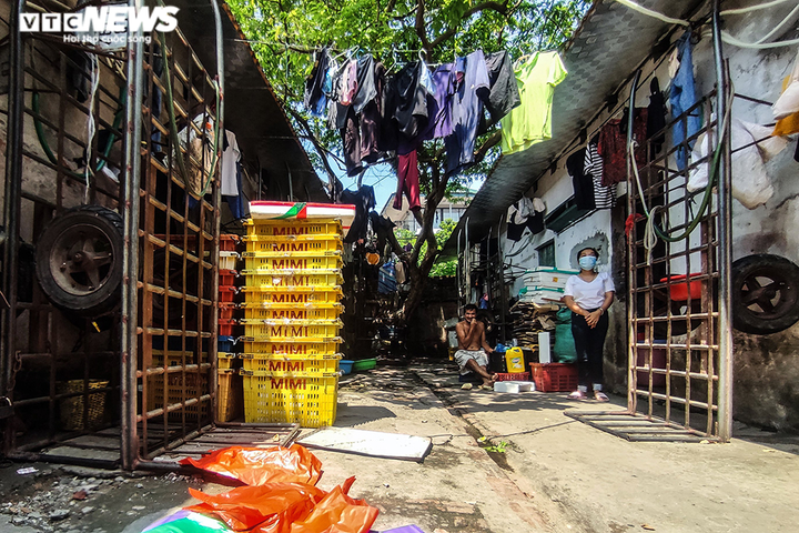 Hà Nội: CSCĐ tặng hàng thiết yếu cho người dân xóm ngụ cư cầu Long Biên - 1