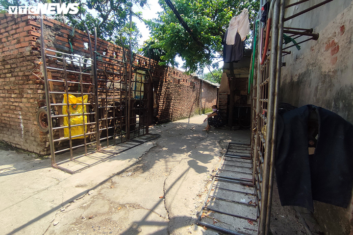 Hà Nội: CSCĐ tặng hàng thiết yếu cho người dân xóm ngụ cư cầu Long Biên - 2