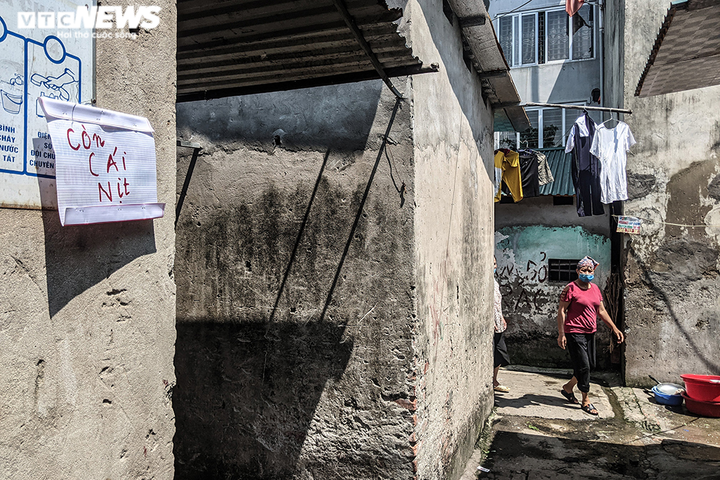 Hà Nội: CSCĐ tặng hàng thiết yếu cho người dân xóm ngụ cư cầu Long Biên - 3