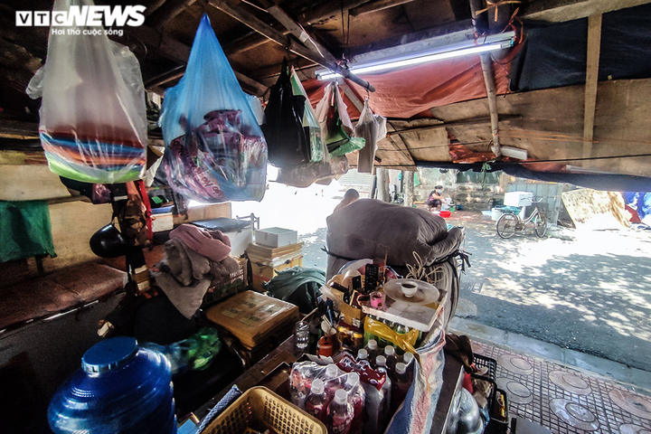 Hà Nội: CSCĐ tặng hàng thiết yếu cho người dân xóm ngụ cư cầu Long Biên - 4