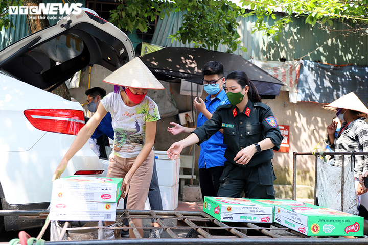 Hà Nội: CSCĐ tặng hàng thiết yếu cho người dân xóm ngụ cư cầu Long Biên - 5