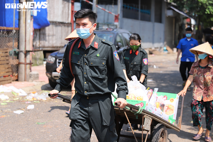 Hà Nội: CSCĐ tặng hàng thiết yếu cho người dân xóm ngụ cư cầu Long Biên - 7