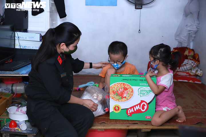 Hà Nội: CSCĐ tặng hàng thiết yếu cho người dân xóm ngụ cư cầu Long Biên - 8