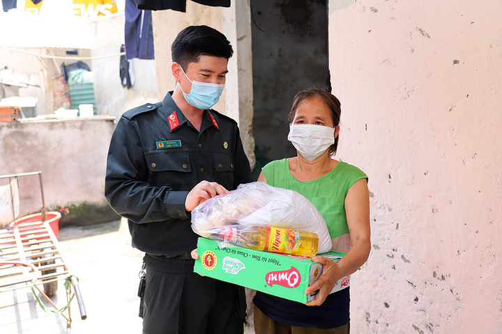 Hà Nội: CSCĐ tặng hàng thiết yếu cho người dân xóm ngụ cư cầu Long Biên - 9