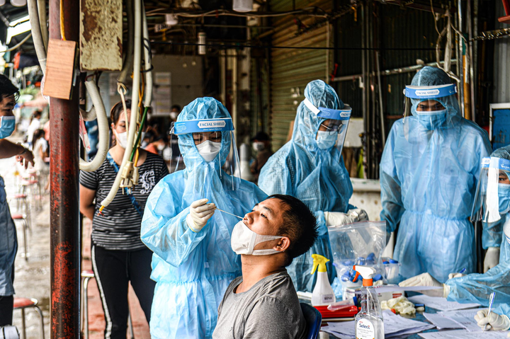 Hà Nội phong tỏa nhiều chợ đầu mối liên quan ca mắc COVID-19 - 1