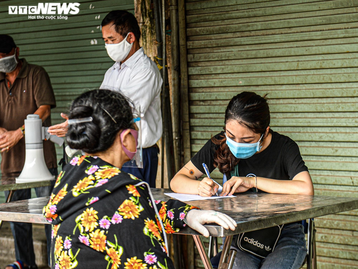Hà Nội: Lấy mẫu xét nghiệm COVID-19 cho hơn 300 tiểu thương chợ Phùng Khoang - 7