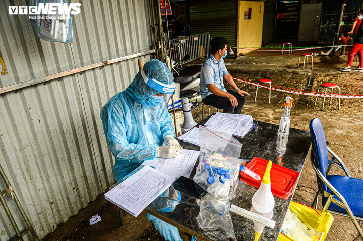 Hà Nội: Lấy mẫu xét nghiệm COVID-19 cho hơn 300 tiểu thương chợ Phùng Khoang - 10