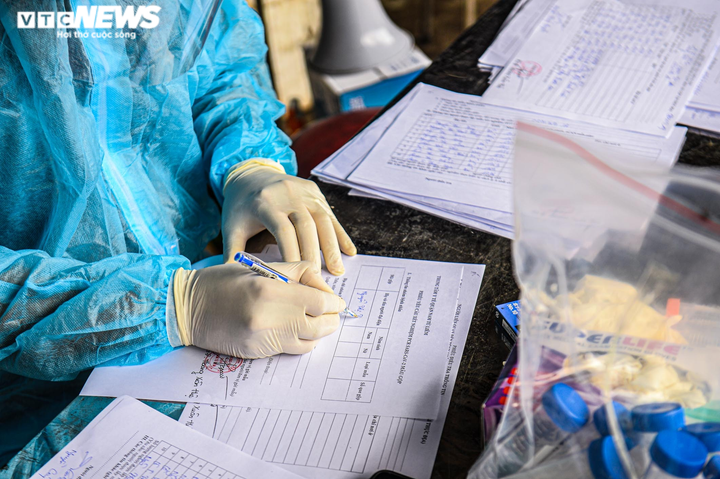 Hà Nội: Lấy mẫu xét nghiệm COVID-19 cho hơn 300 tiểu thương chợ Phùng Khoang - 13