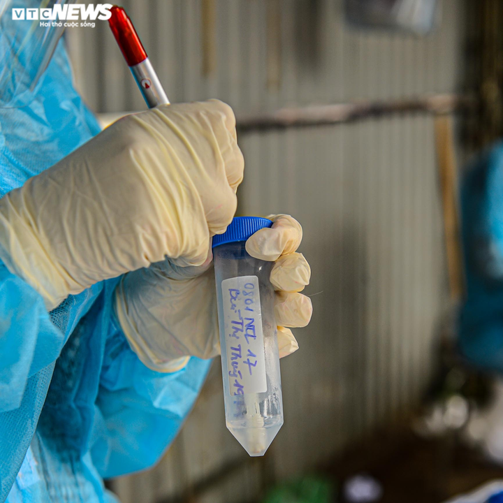 Hà Nội: Lấy mẫu xét nghiệm COVID-19 cho hơn 300 tiểu thương chợ Phùng Khoang - 12