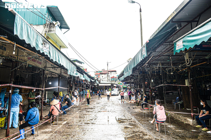 Hà Nội: Lấy mẫu xét nghiệm COVID-19 cho hơn 300 tiểu thương chợ Phùng Khoang - 6