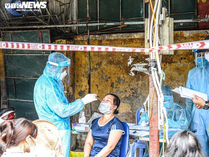 Hà Nội: Lấy mẫu xét nghiệm COVID-19 cho hơn 300 tiểu thương chợ Phùng Khoang - 9