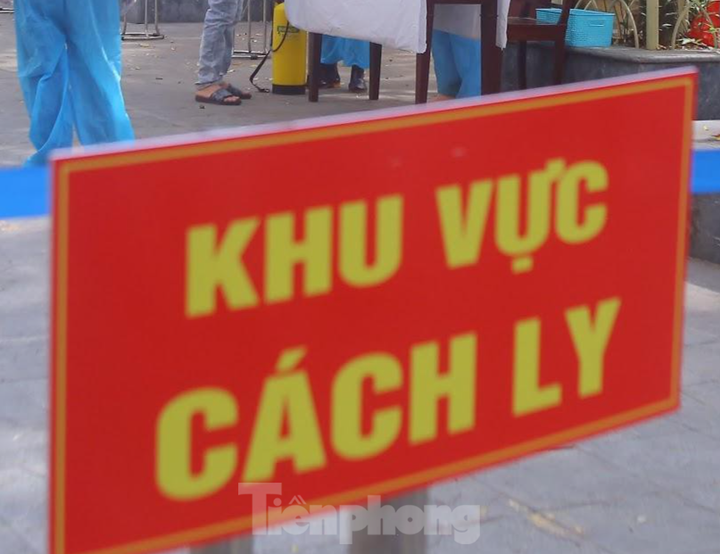 Phong toả tạm thời khu vực có 20 ca nghi mắc COVID-19 mới ở Hà Nội - 1