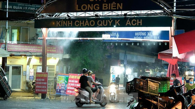 Hà Nội phong tỏa chợ Long Biên - 5