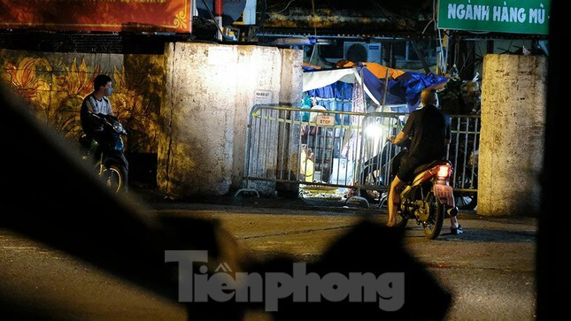 Hà Nội phong tỏa chợ Long Biên - 6