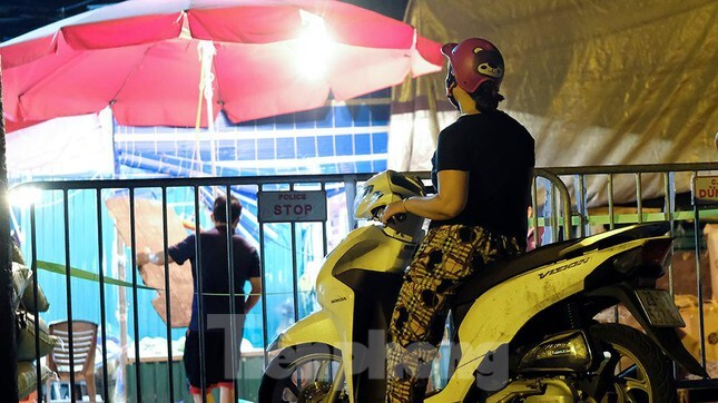 Hà Nội phong tỏa chợ Long Biên - 9