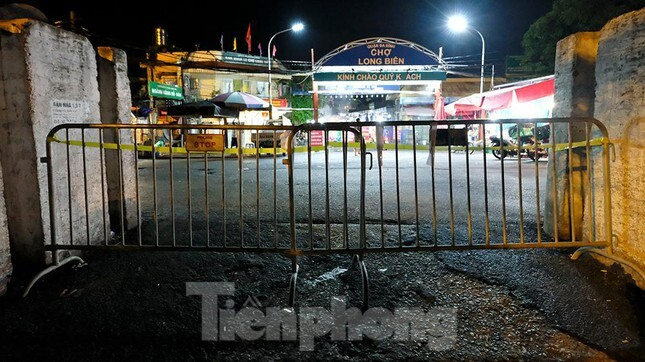 Hà Nội phong tỏa chợ Long Biên - 13