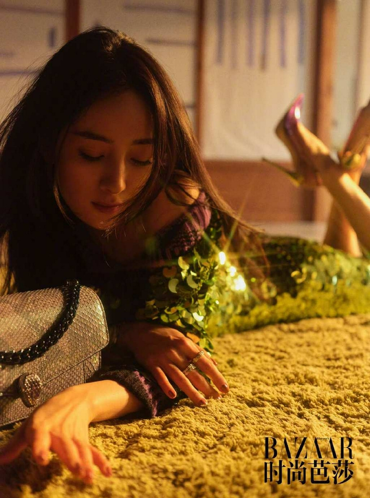 Dương Mịch lại khiến dân mạng 'phát sốt' bởi đôi chân quá nuột nà - 1