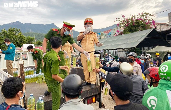 Nối lại trung chuyển hầm Hải Vân, dòng người chạy xe máy về quê được thông đường - 2