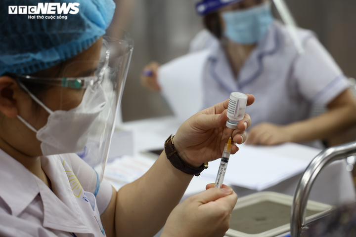 Bên trong điểm tiêm vaccine theo mô hình bệnh viện dã chiến đầu tiên ở Hà Nội - 9