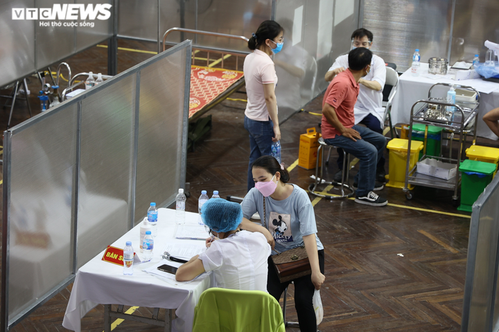 Bên trong điểm tiêm vaccine theo mô hình bệnh viện dã chiến đầu tiên ở Hà Nội - 6