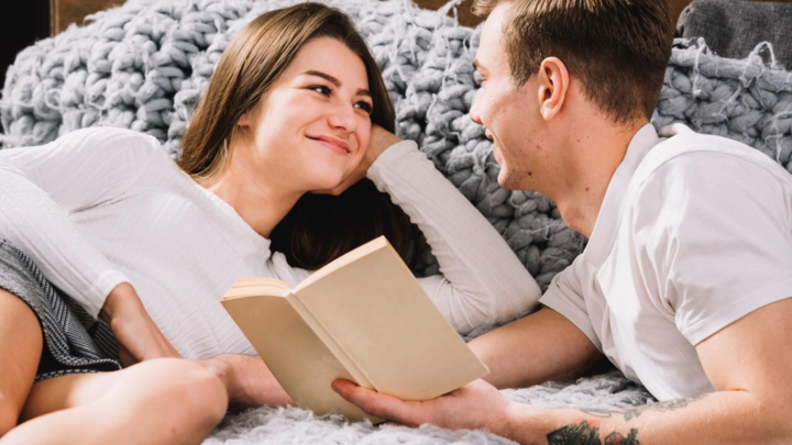 Ở nhà giãn cách, ù cả tai vì chồng bắt nghe thơ - 1