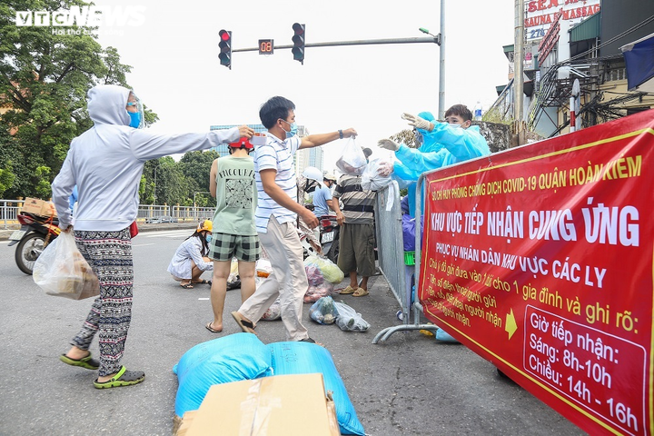 Ảnh: Dân Hà Nội ùn ùn tiếp tế cho người thân trong khu vực phong toả - 3