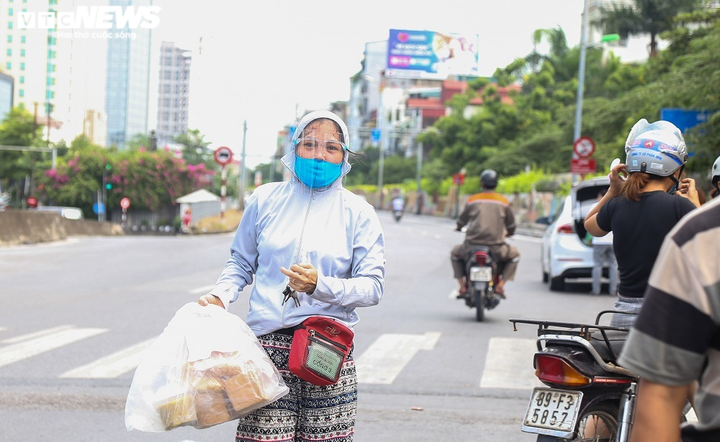 Ảnh: Dân Hà Nội ùn ùn tiếp tế cho người thân trong khu vực phong toả - 6