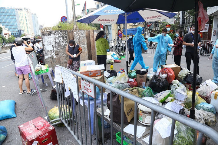 Ảnh: Dân Hà Nội ùn ùn tiếp tế cho người thân trong khu vực phong toả - 5