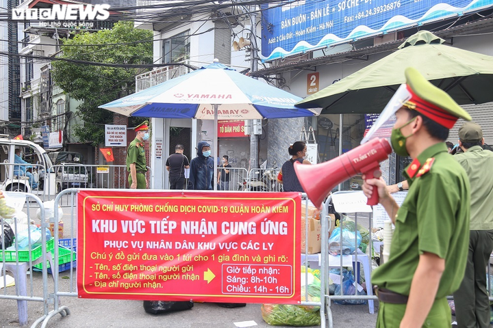 Ảnh: Dân Hà Nội ùn ùn tiếp tế cho người thân trong khu vực phong toả - 8