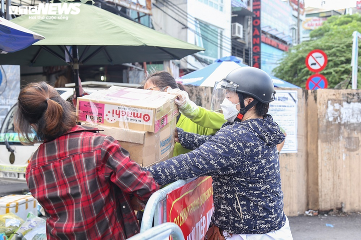Ảnh: Dân Hà Nội ùn ùn tiếp tế cho người thân trong khu vực phong toả - 7