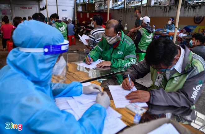 Ngày đầu TP.HCM tiêm vaccine COVID-19 cho shipper - 2